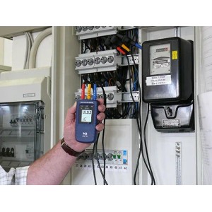 PCE Instruments Drehfeldtester PI1 im Einsatz an einem Verteilerkasten.