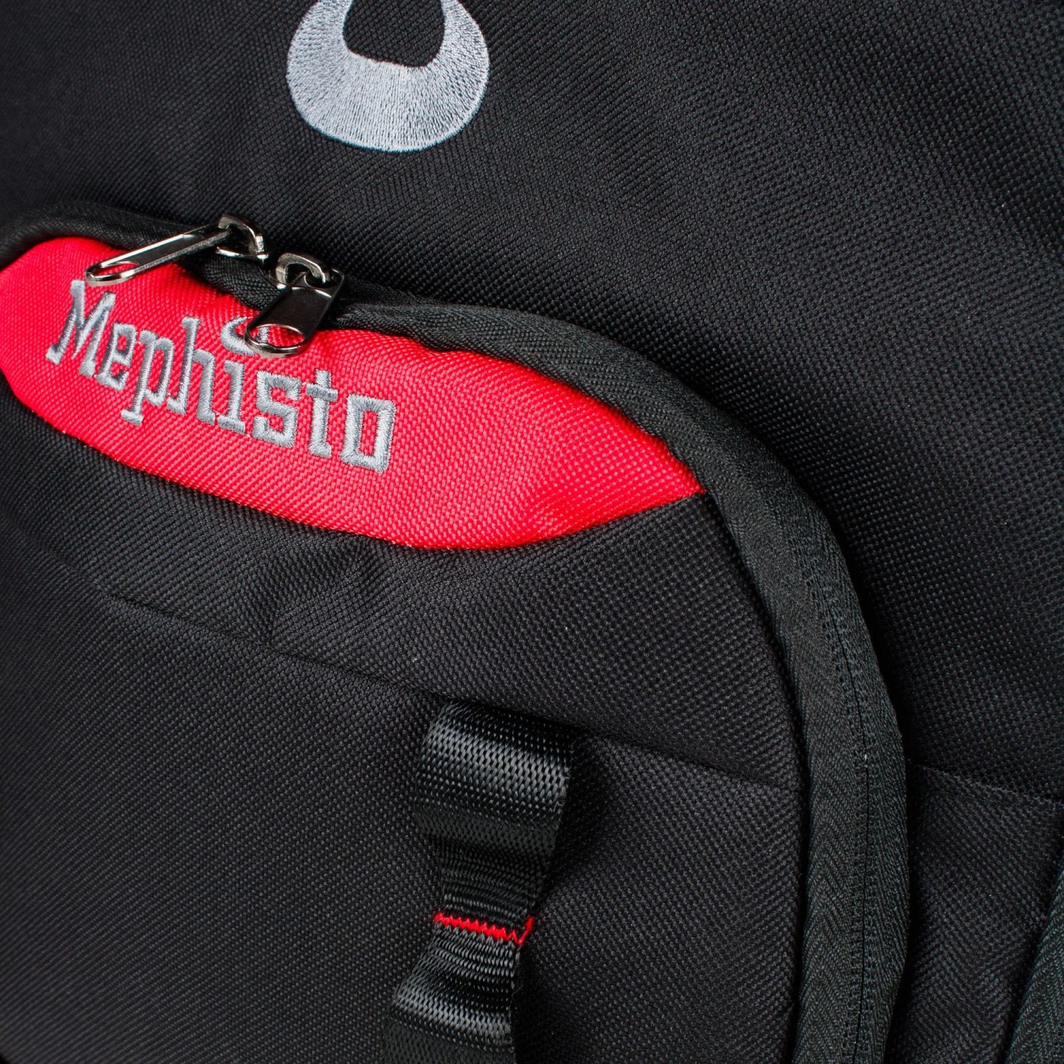 Detailaufnahme: Mephisto Werkzeugrucksack "Fire" aus robustem, schwarzen 600D Polyester mit roten Akzenten.