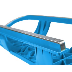 Detailaufnahme: Blauer Kinderschlitten mit Metallkufen. Schlitten für Winterspaß.