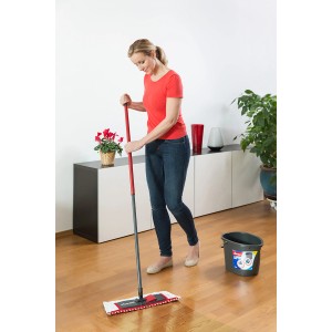 Frau wischt Holzboden mit Vileda Flachwischer Wischmat Extra und Teleskopstiel.