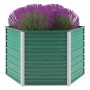 Grünes, sechseckiges furnicato Garten-Hochbeet aus verzinktem Stahl, bepflanzt mit lila Blumen.