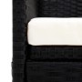 Detailaufnahme: Schwarzes Gartensofa mit cremefarbenem Kissen aus Polyrattan. Gemütliche Sonnenliege für den Garten.