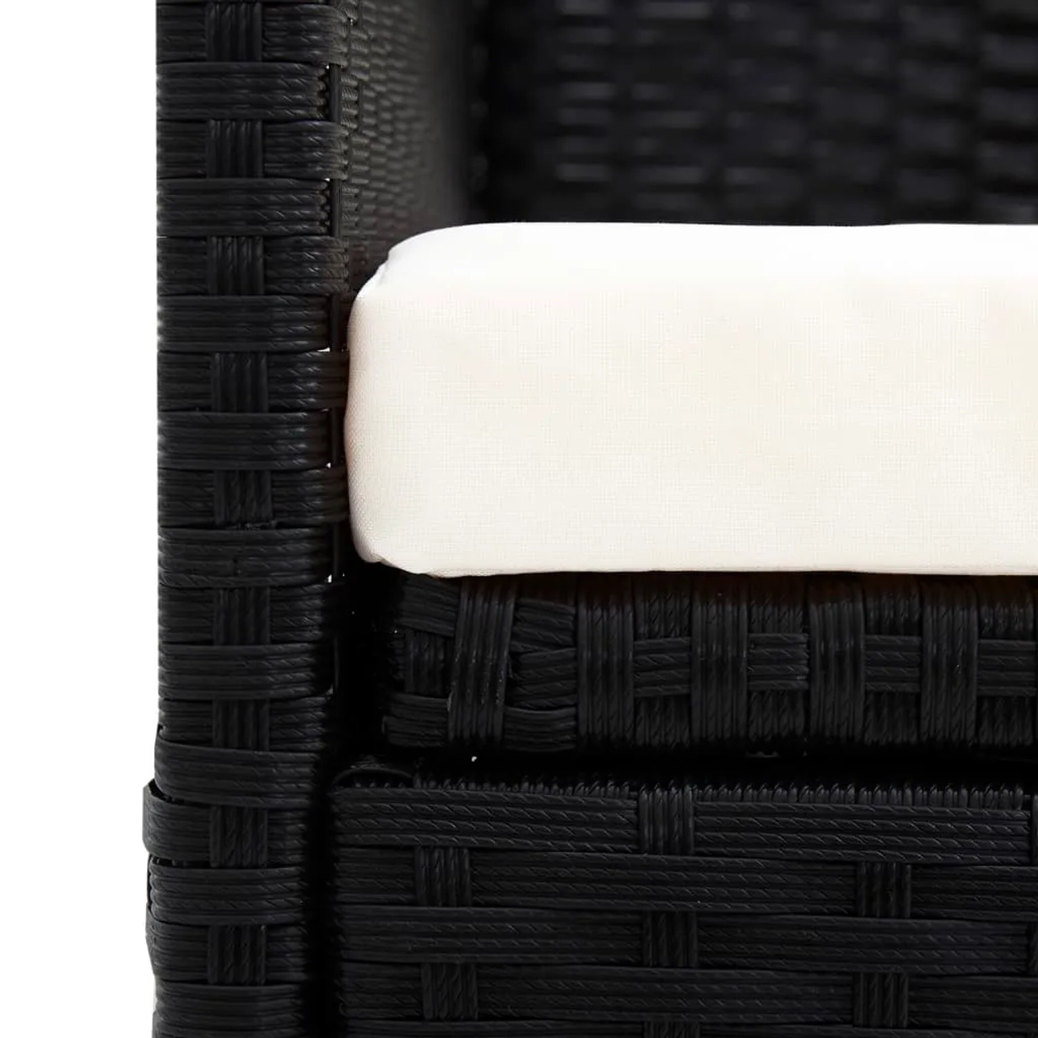 Detailaufnahme: Schwarzes Gartensofa mit cremefarbenem Kissen aus Polyrattan. Gemütliche Sonnenliege für den Garten.