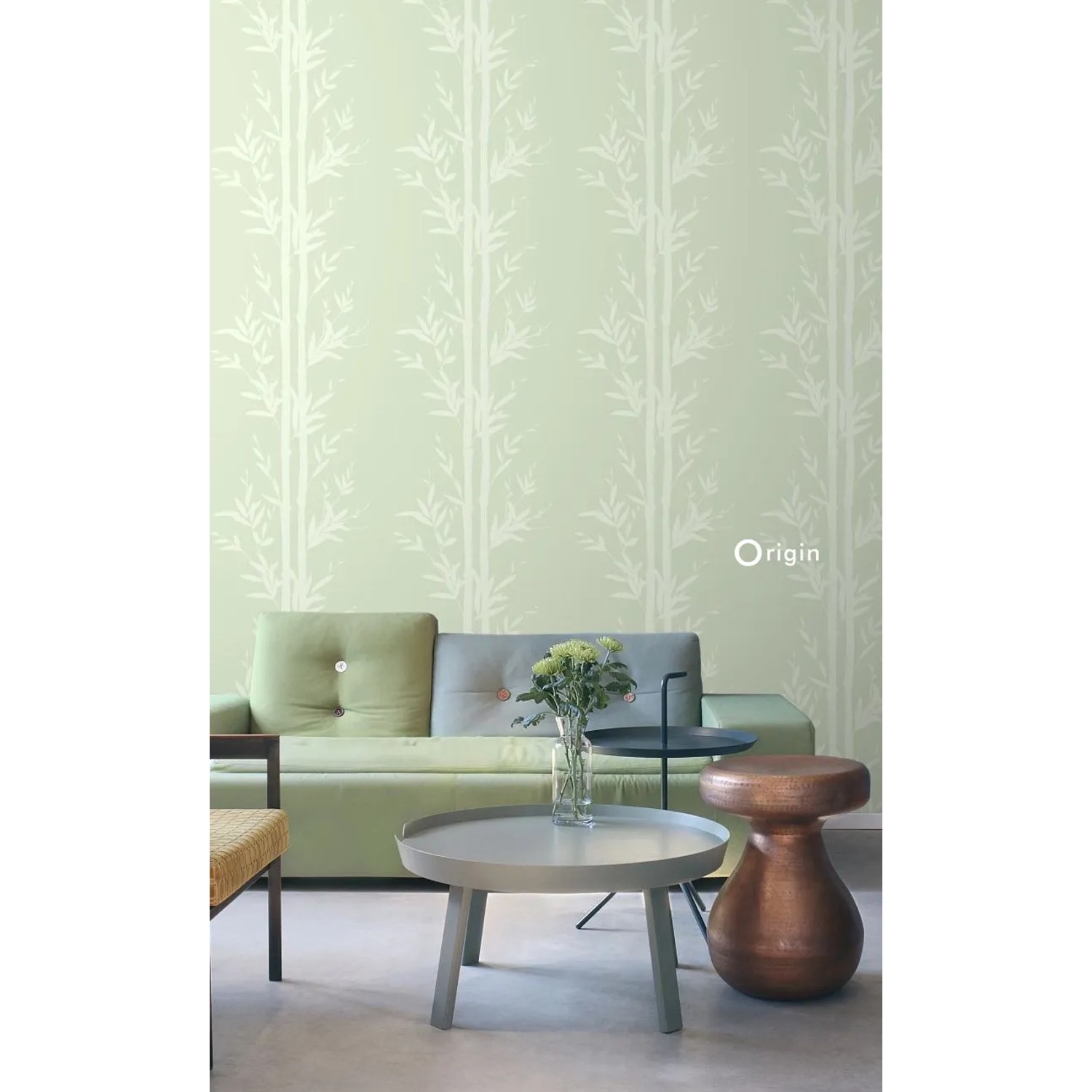 Olivgrüne Vliestapete mit Bambusmuster von Origin Wallcoverings, passend für Wohn- und Schlafzimmer.