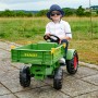 Grüner BIG Kindertraktor Fendt mit Junge und verstellbarem Sitz im Freien.