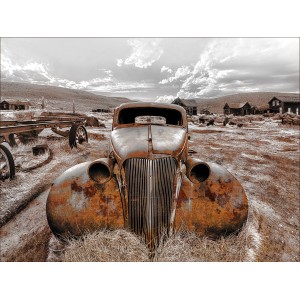Kunstleinwand Lost Car: Rostiger Oldtimer in verlassener Landschaft, Vintage-Look.