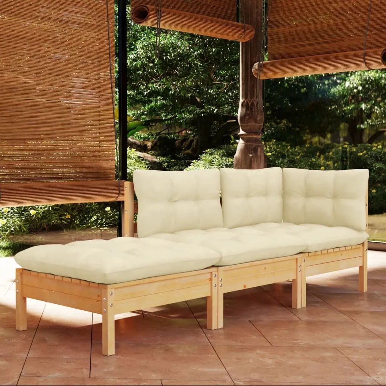 3-teiliges Garten-Lounge-Set aus Kiefernholz mit creme Kissen.
