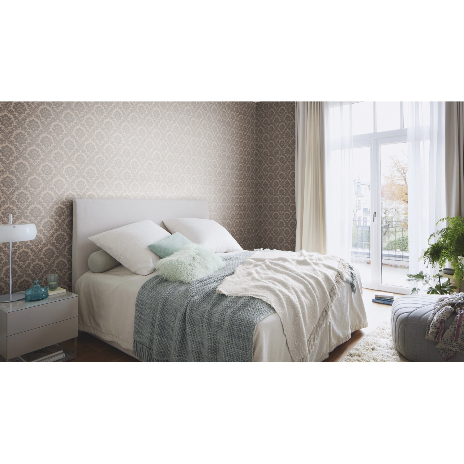 Schlafzimmer mit Rasch Vliestapete Trianon XIII 570557, Ornament in Taupe, klassisch und elegant.