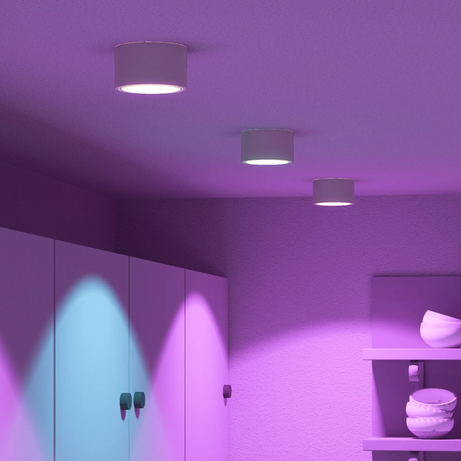 Drei weiße SSC-LUXon LED Aufbaustrahler CELI-X mit RGB CCT Beleuchtung an der Decke.