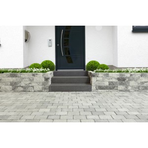 EHL Blockstufe in Anthrazit, 15x35x100 cm, als Treppenstufe vor einem Haus.