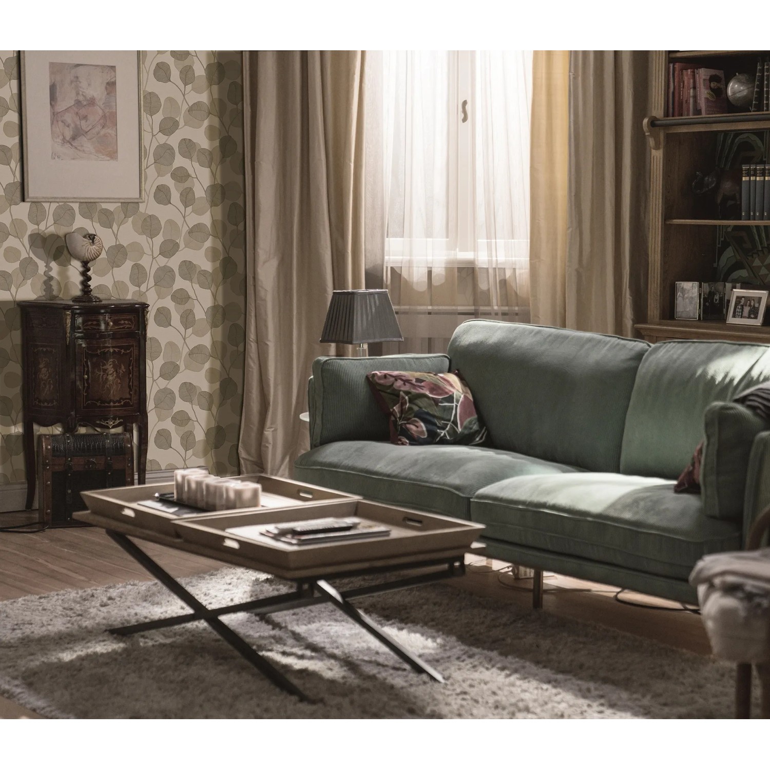 Wohnzimmer mit brauner Marburg Vliestapete GZSZ mit Blattmotiv, grünes Sofa und Holztisch.