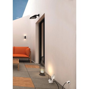 Weiße Ledvance Smart Home Außensteckdose Outdoor Plug EU im Außenbereich.