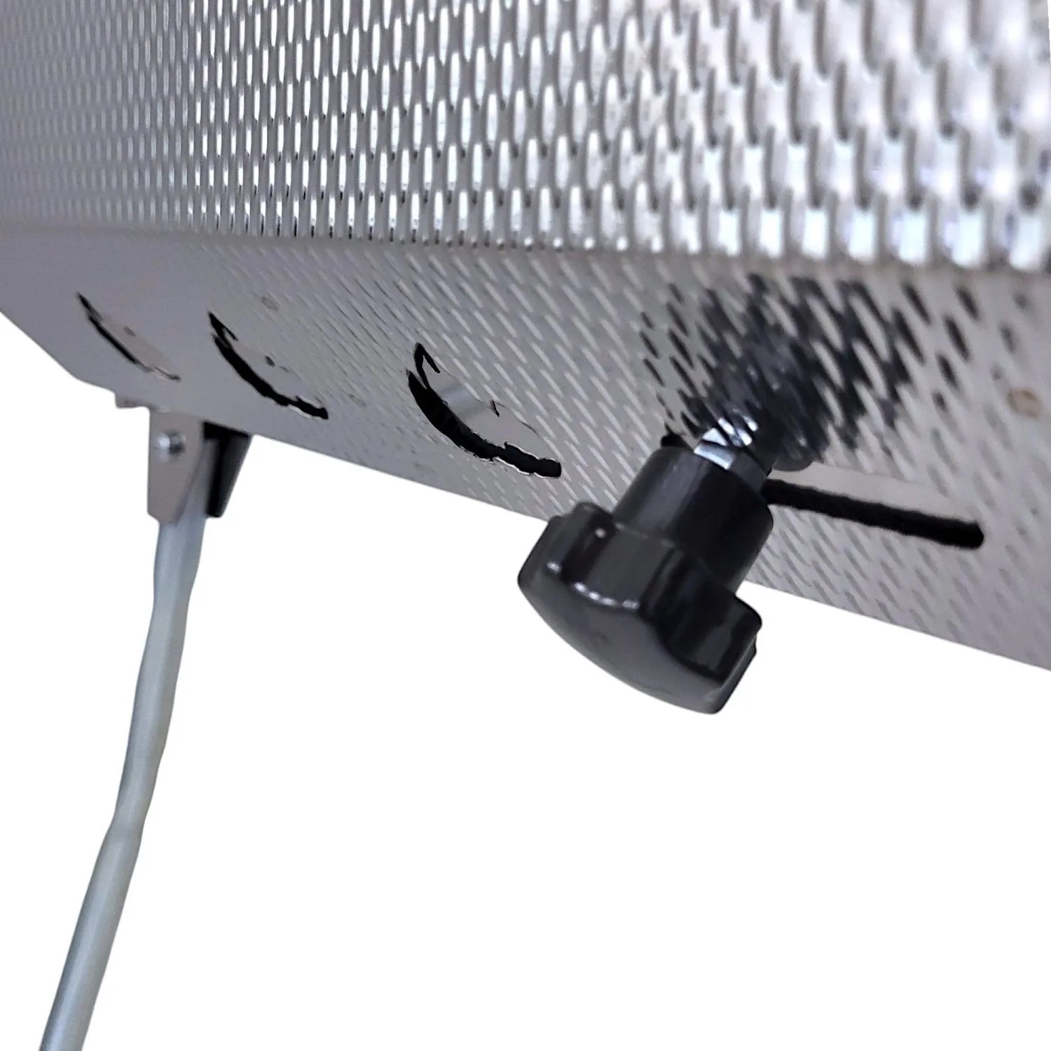 Detailansicht des Grillpeter Mangal Sets: Drehspieß-Motor mit Geschwindigkeitsregler.