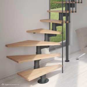 Raumspartreppe Torino mit hellen Buche-Stufen und anthrazitfarbenem Mittelholm, rechtsgewendelt, 70 cm breit.