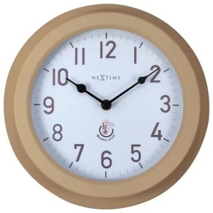 Runde NeXtime Quarzwanduhr Poppy mit beigem Rahmen, weißem Zifferblatt, schwarzen arabischen Zahlen und wetterfestem Design.