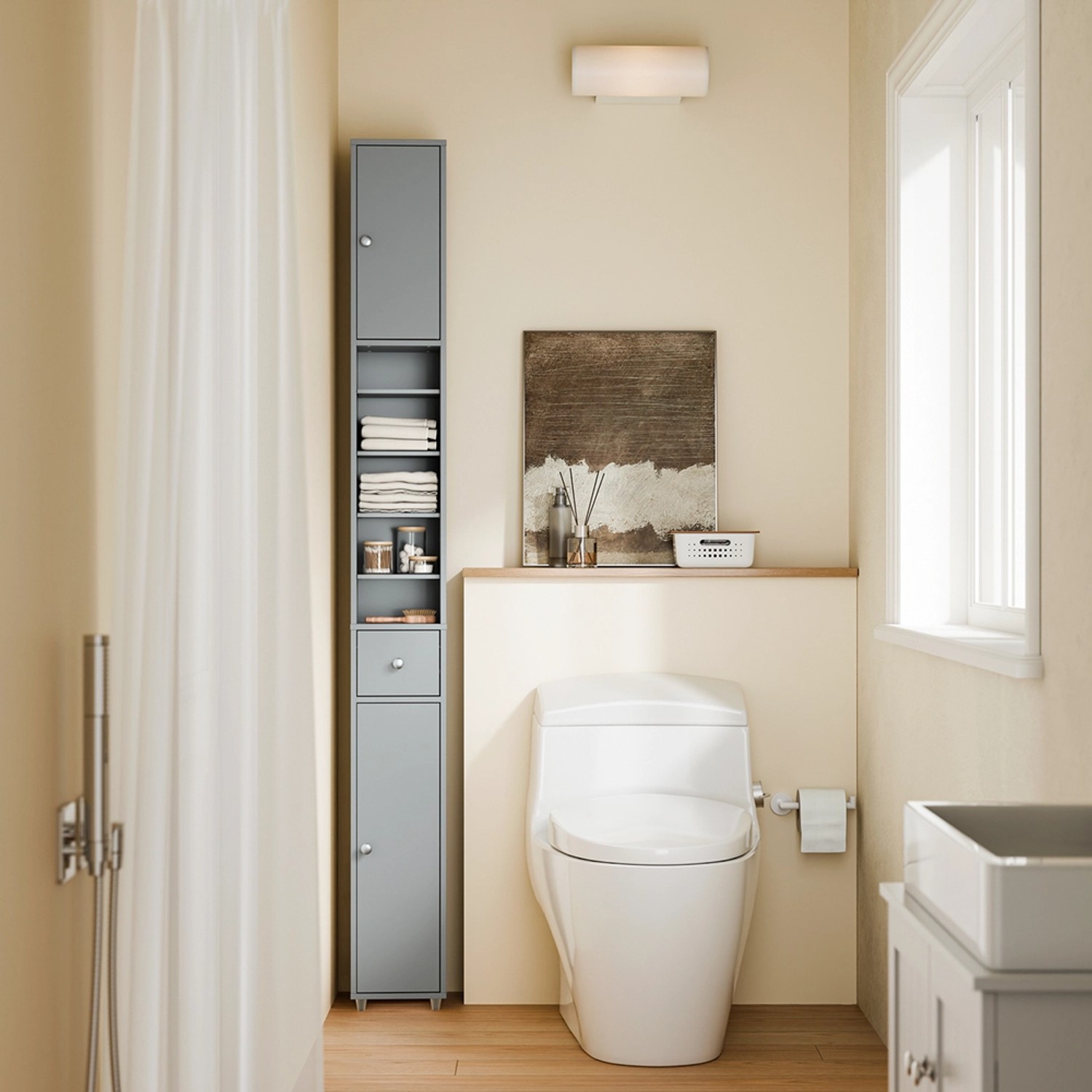 Schmaler, grauer SoBuy Badezimmerschrank Hochschrank (20x180x20cm) mit Regalböden, Schublade und Tür im Badezimmer.