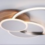 Moderne LED-Deckenleuchte Palma mit Holzdekor und silberfarbenen Ringen, dimmbar und farbsteuerbar.