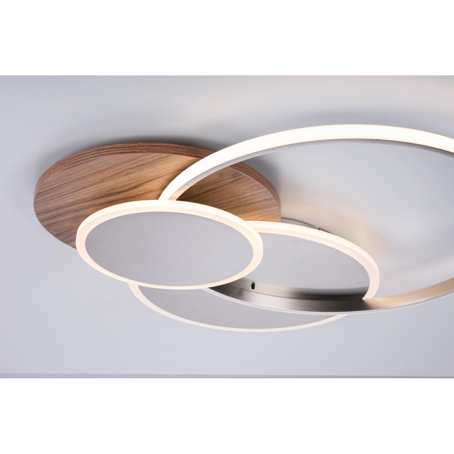 Moderne LED-Deckenleuchte Palma mit Holzdekor und silberfarbenen Ringen, dimmbar und farbsteuerbar.
