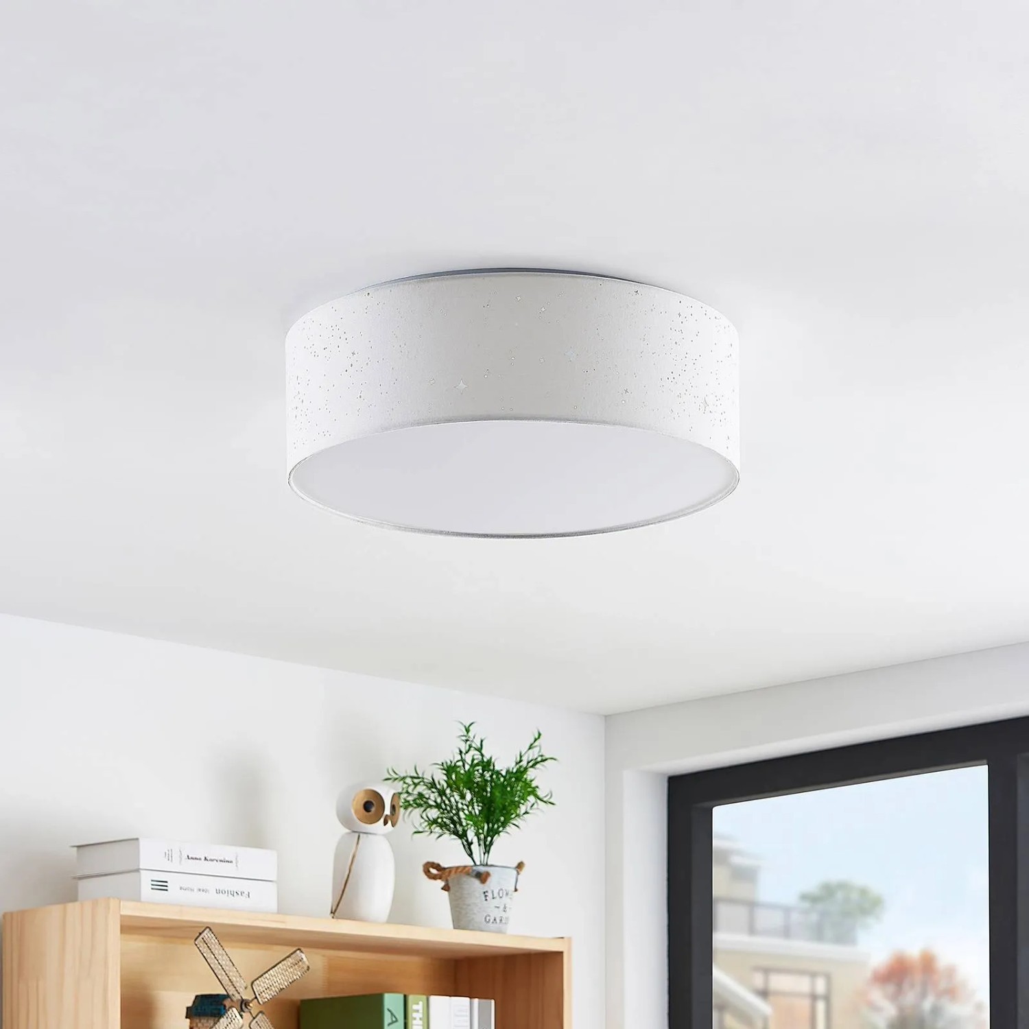 Moderne Lindby LED Deckenleuchte Ellamina, weiß, rund, aus Textil. Ideal für Wohn- und Esszimmer.