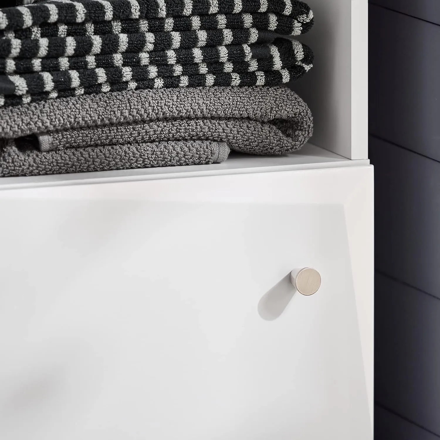 Detailaufnahme: Weißer SoBuy Hochschrank (BZR91-W) mit Handtüchern. Badmöbel für mehr Stauraum.