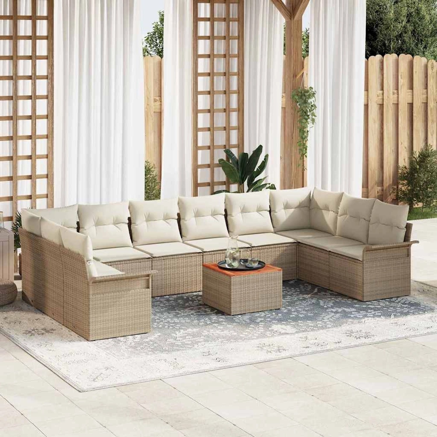 Beiges 11-teiliges Garten-Sofa-Set aus Rattan mit Kissen und Akazientisch.