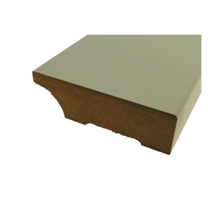 Detailaufnahme einer weißen, grundierten Sockelleiste (80x18x2400 mm).