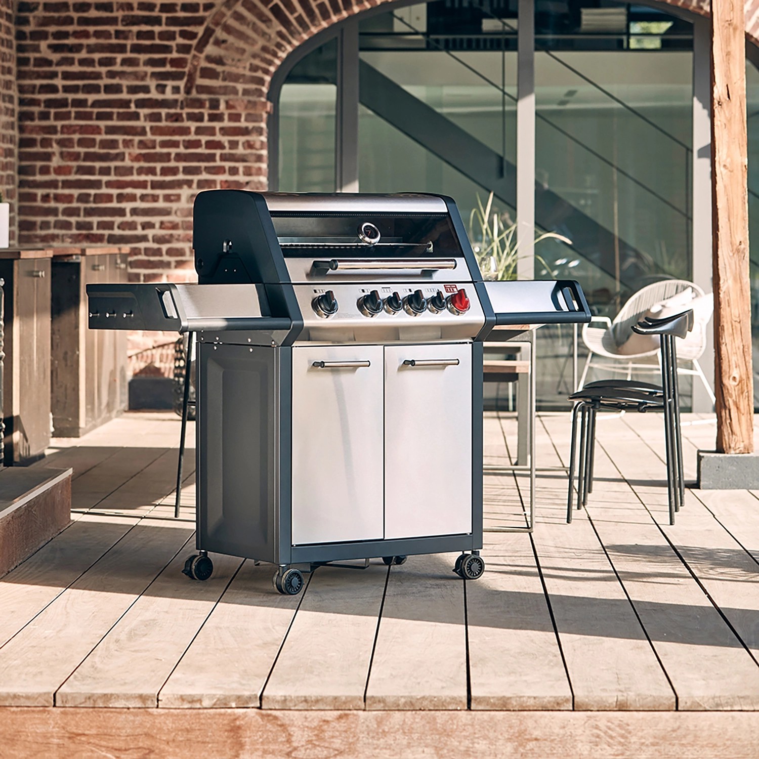 Enders Gasgrill Monroe Pro 4 SIK Turbo mit 4 Brennern und Seitenkocher auf einer Terrasse.