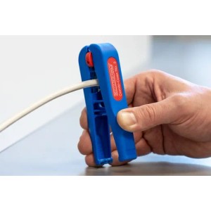 WEICON Combi-Coax No. 3 Zange beim Abisolieren eines Kabels.