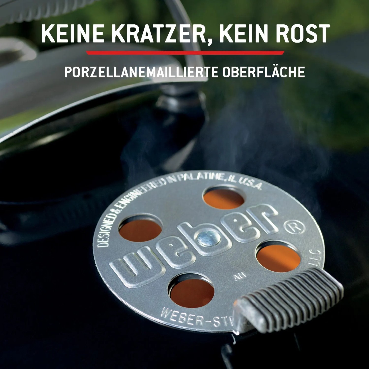 Detailaufnahme: Lüftungsschieber des schwarzen Weber Holzkohlegrills Performer 57 cm.
