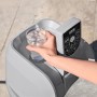 Bestway Lay-Z-Spa Miami Beach: Hand stellt Getränk auf Whirlpool-Steuerung mit Display.