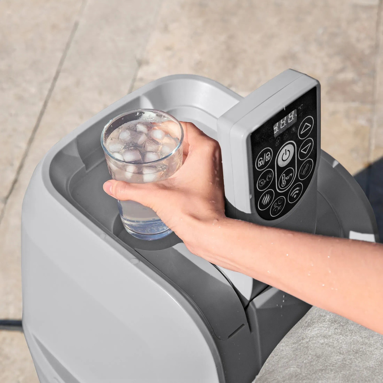 Bestway Lay-Z-Spa Miami Beach: Hand stellt Getränk auf Whirlpool-Steuerung mit Display.
