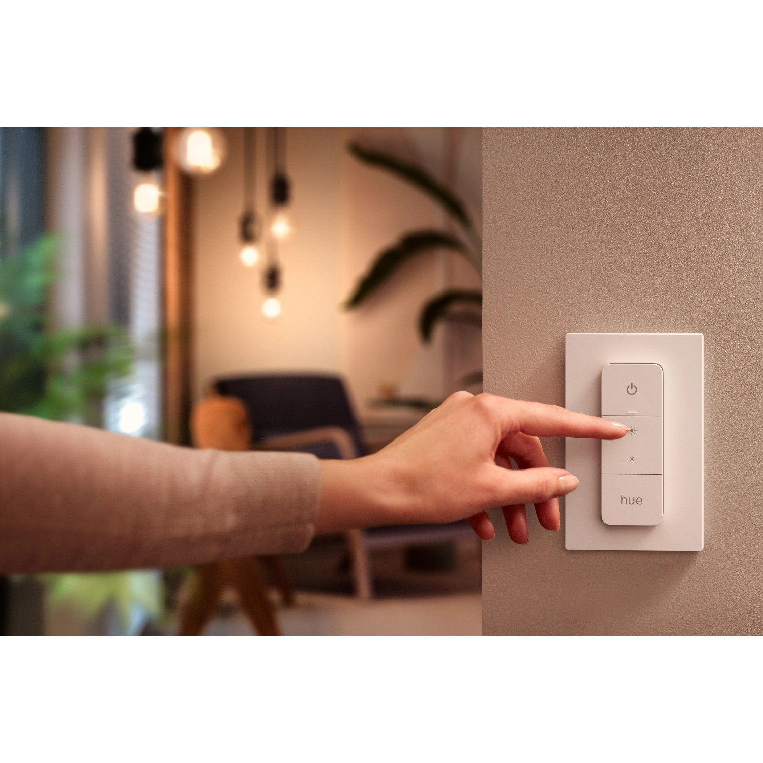 Philips Hue Dimmer im Einsatz: Steuerung von LED Lampen für stimmungsvolles Licht.