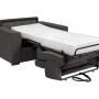 Dunkelgrauer Vente-unique Schlafsessel Vizir, ausgeklappt als Bett mit weißer Matratze. Für Relaxsessel.