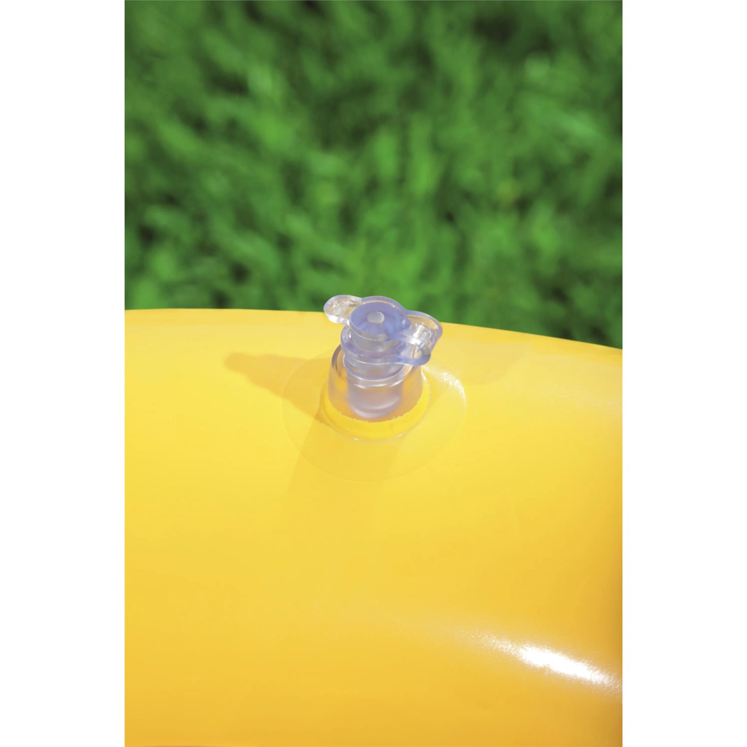 Detailaufnahme: Gelber Bestway Schwimmring mit Ventil. Tierdesign zufällig.