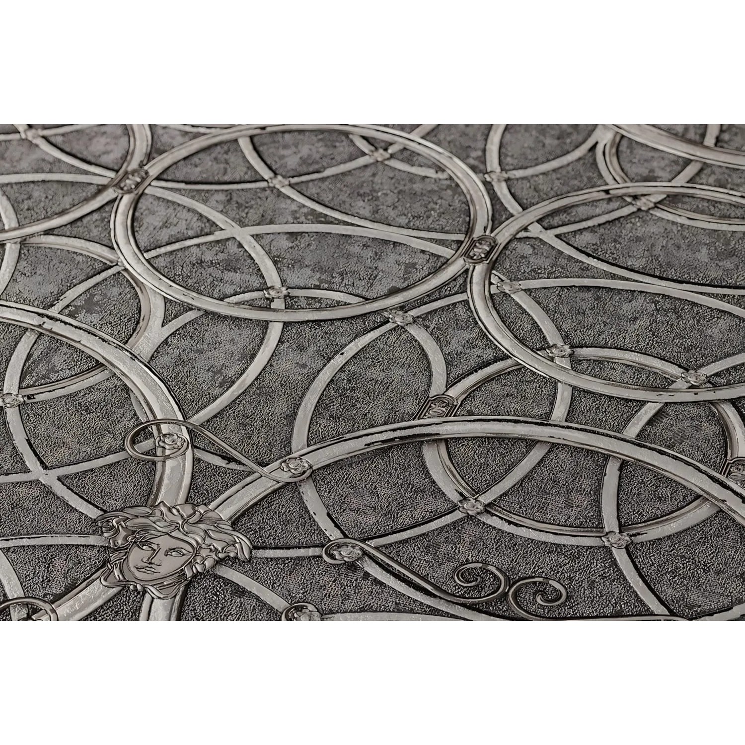 Barock Tapete in Silber-Grau mit schimmernden Ornamenten und Kreismuster.