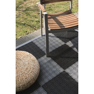 Andiamo Klick-Fliesen in Hellgrau und Anthrazit auf Terrasse mit Stuhl und Hocker.