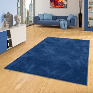 Dunkelblauer Hochflor Teppich (160x230cm) im Wohnzimmer.