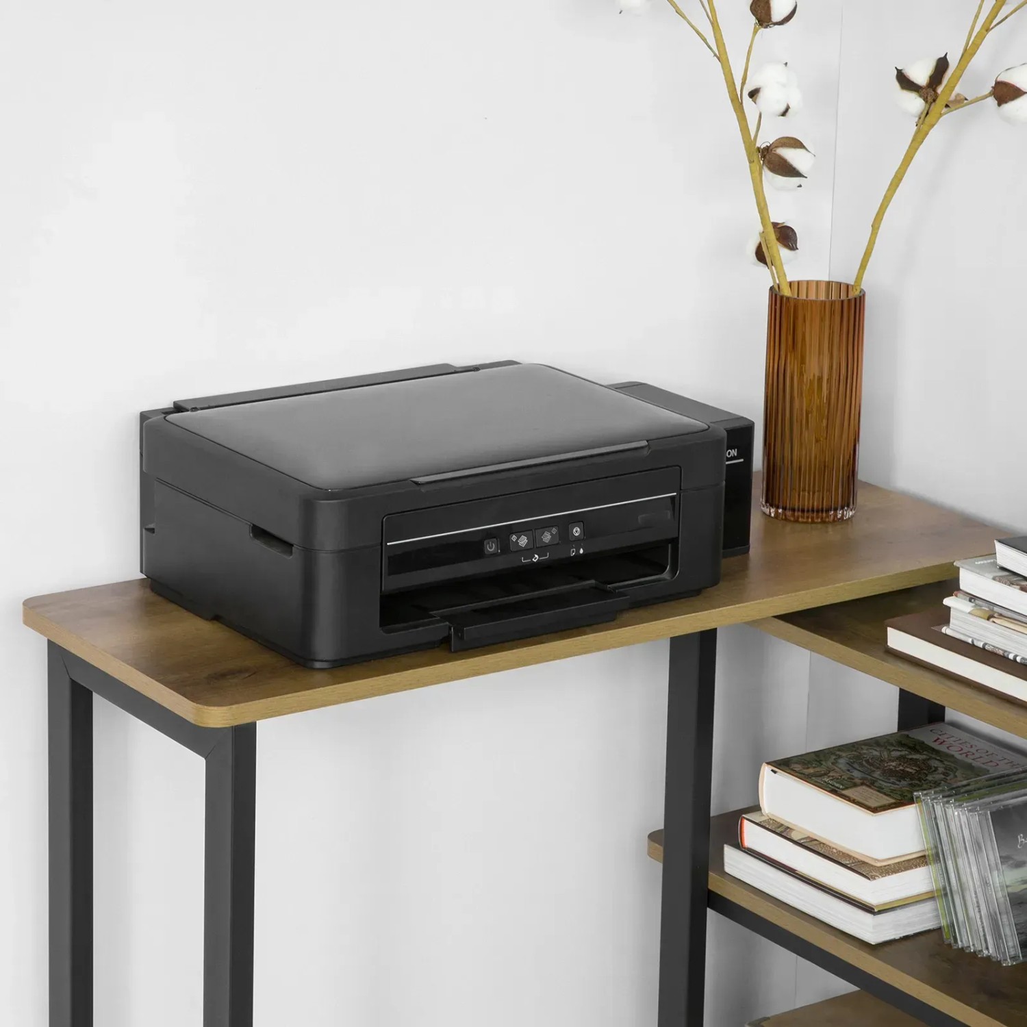 SoBuy L-förmiger Schreibtisch FWT83-PF mit Ablagen, genutzt als Beistelltisch mit Drucker und Deko.