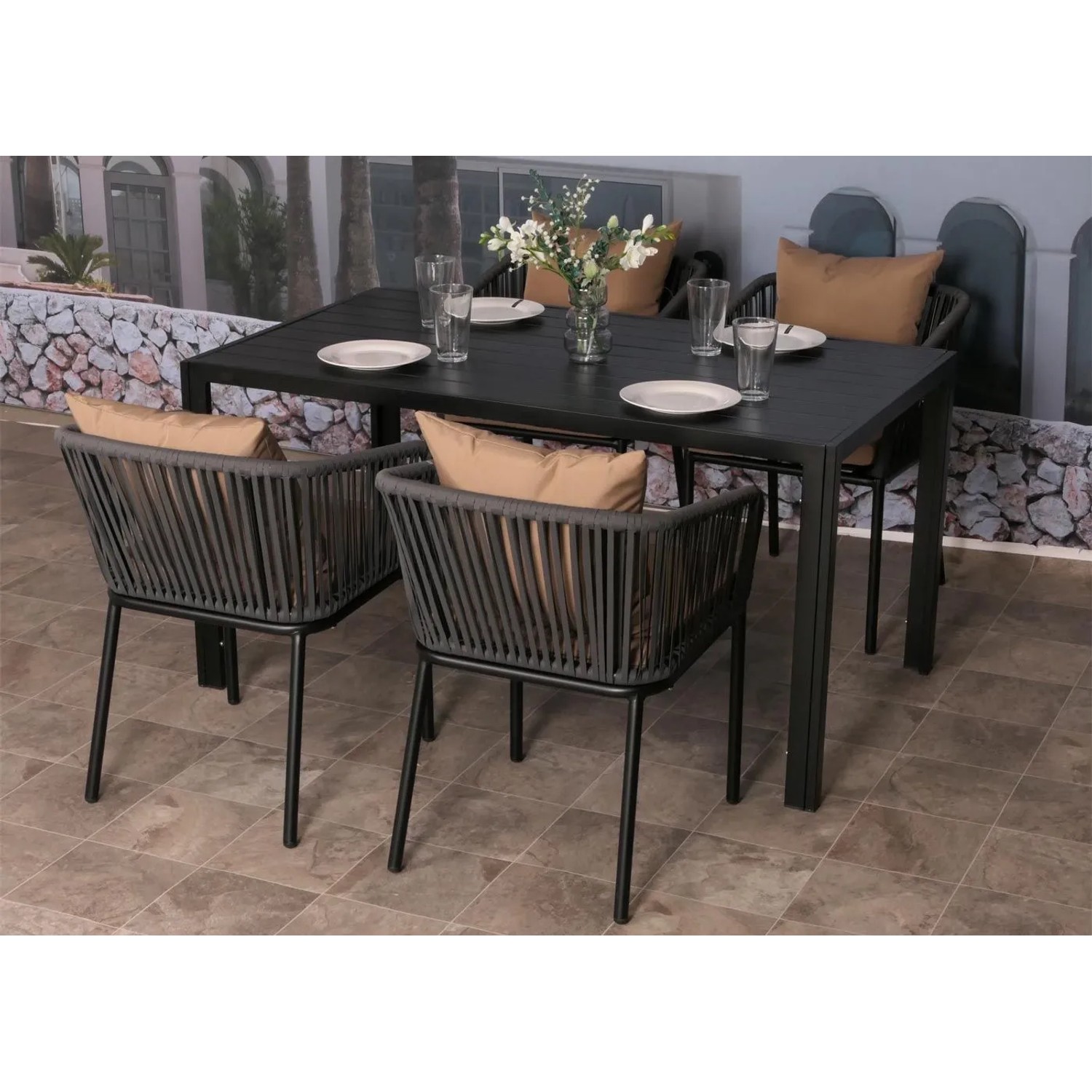 MCW Alu-Esstisch N40, 140x80cm, anthrazit, mit Stühlen auf Terrasse. Wetterfester Gartentisch aus Aluminium.