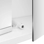 Detailaufnahme: Push-to-Open-System des Jokey Spiegelschranks Numa III, weiße Hochglanz-Optik.