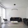 Moderne, schwarze LED-Hängeleuchte Ralph, Ø 60 cm, als stilvolle Pendelleuchte im Wohnzimmer.