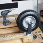 Schwarze Relaxdays Bockrolle mit Luftreifen und Stahlbefestigung auf Holzpalette.