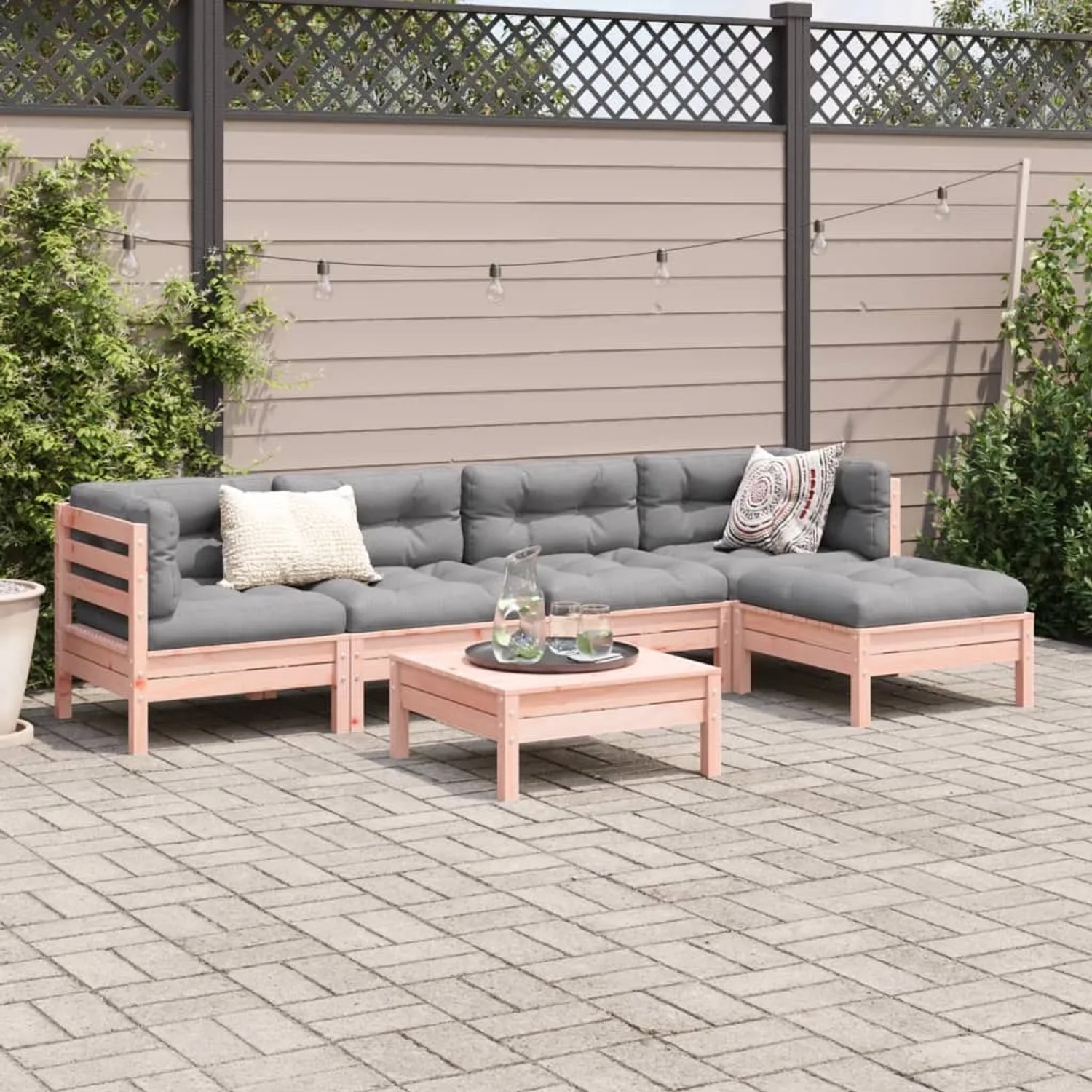 6-teilige Garten-Sofagarnitur aus Douglasie mit grauen Kissen und Tisch. Gartenmöbel für Terrasse und Garten.