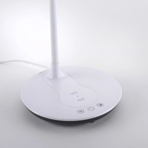 Weiße LED-Tischleuchte Astrid mit Touchdimmer und kabelloser Ladefunktion.