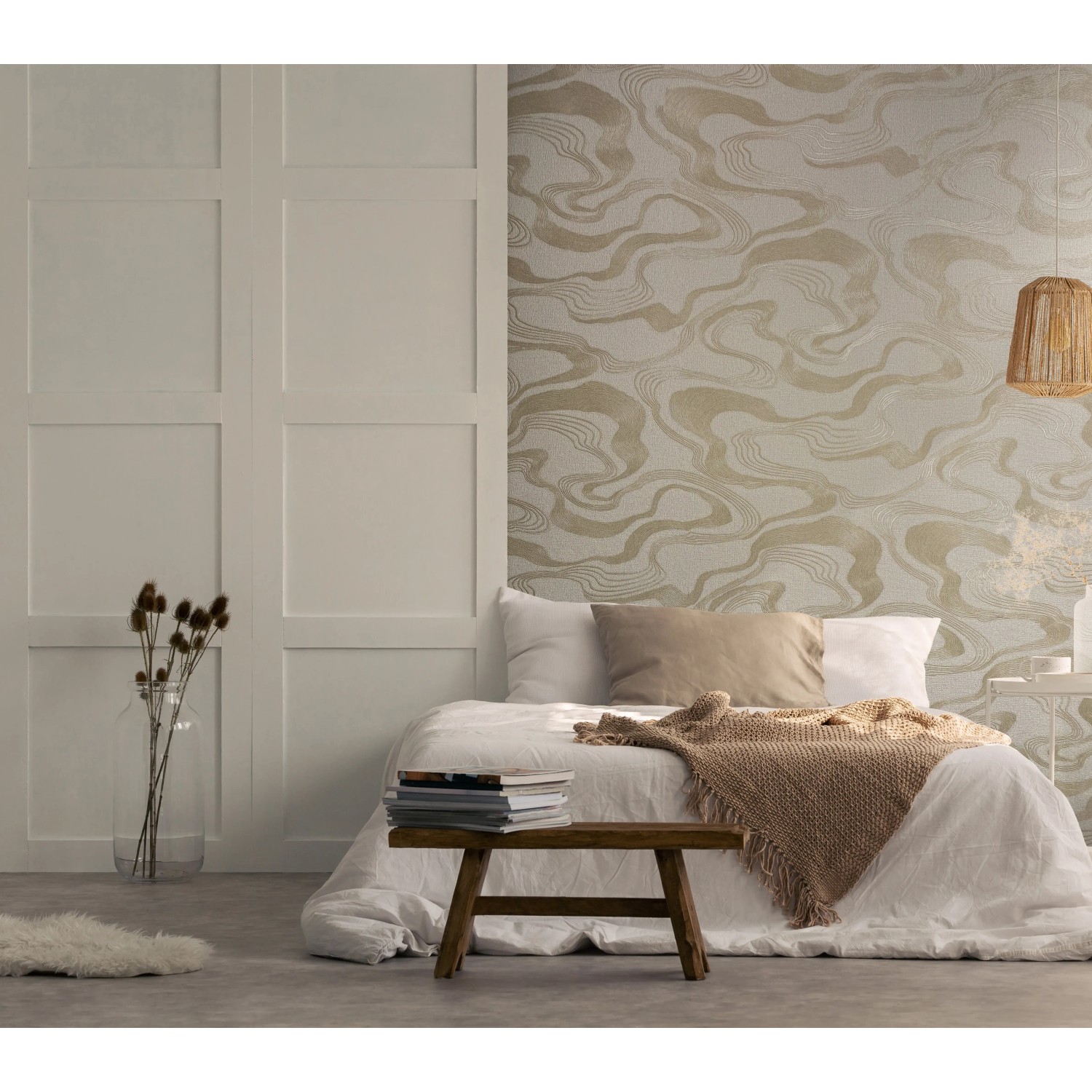 Beige Vliestapete Kumano 6 von Marburg mit grafischem Muster im Schlafzimmer.