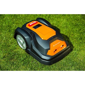 Yard Force Mähroboter SA900B auf Rasen, geeignet für Flächen bis 900 m².