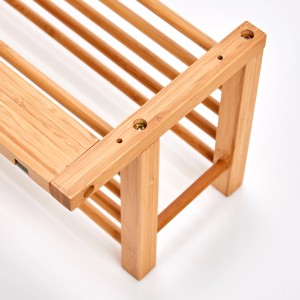 Detailaufnahme der Zeller Wandgarderobe aus Bambus mit Ablagegitter.