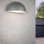 Anthrazitfarbene Trio LED-Außenwandleuchte Maas, halbrunde Form, an einer Fassade.