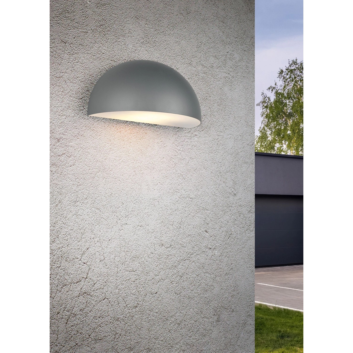 Anthrazitfarbene Trio LED-Außenwandleuchte Maas, halbrunde Form, an einer Fassade.