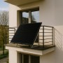Haier Balkonkraftwerk Lumenia 800W mit Halterung auf Balkon montiert.